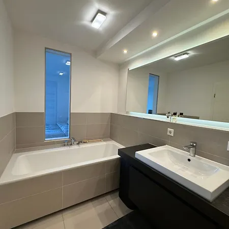 Moderne Penthouse Mit Einzigartigem Balkon